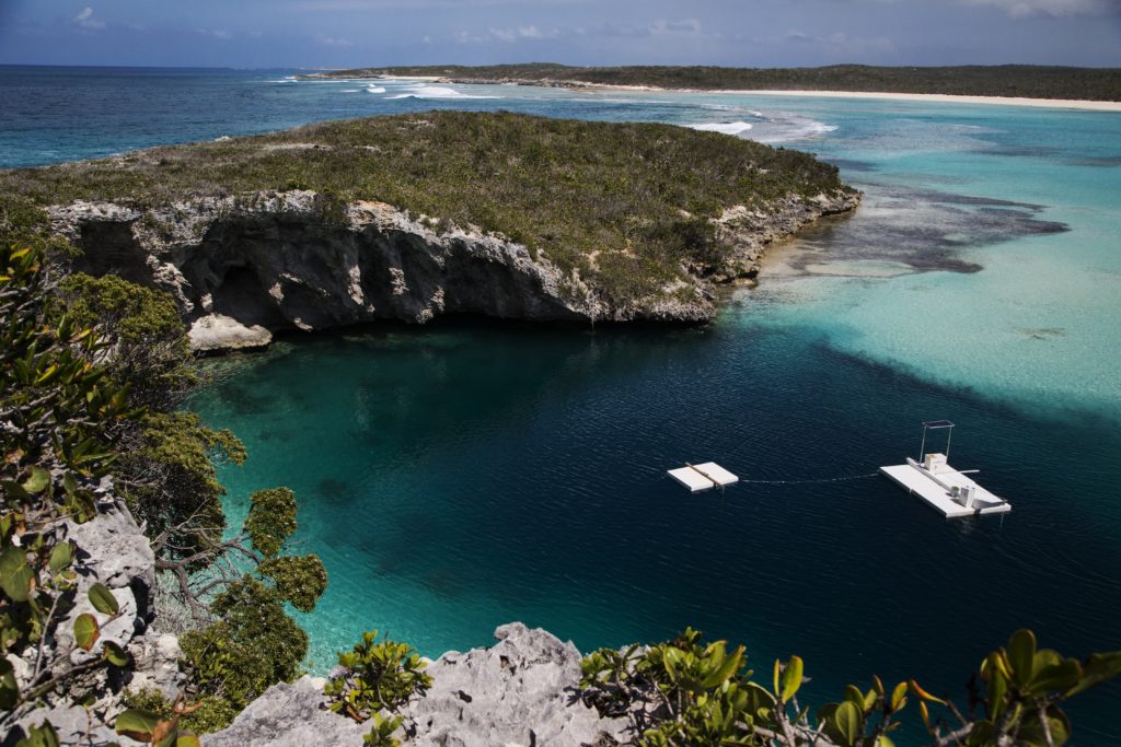Le Dean Blue Hole, le trou bleu le plus profond au monde