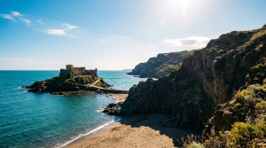 Plongée au Cap d'Agde : spots volcaniques et conseils Falaises de basalte volcanique et Mediterranee turquoise au Cap d'Agde dans l'Herault