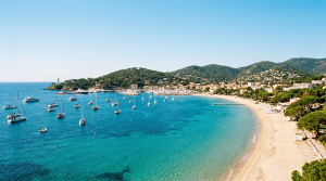 Plongée à Cavalaire : épaves, spots et conseils La baie de Cavalaire-sur-Mer et son littoral dans le Var