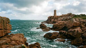 Cote de granit rose de Bretagne, falaises roses et mer verte de l'Atlantique