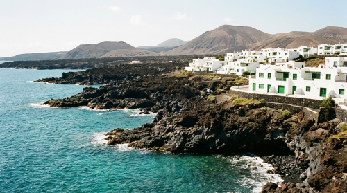 Cote volcanique noire de Lanzarote face a l'Atlantique turquoise aux Canaries