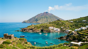 Les iles Eoliennes et la cote volcanique de la Sicile en Mediterranee