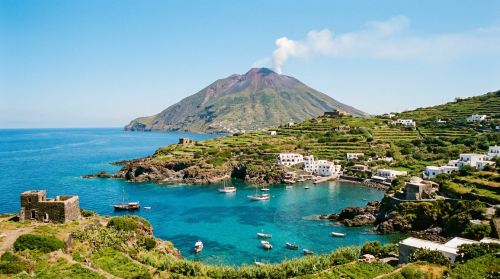 Les iles Eoliennes et la cote volcanique de la Sicile en Mediterranee